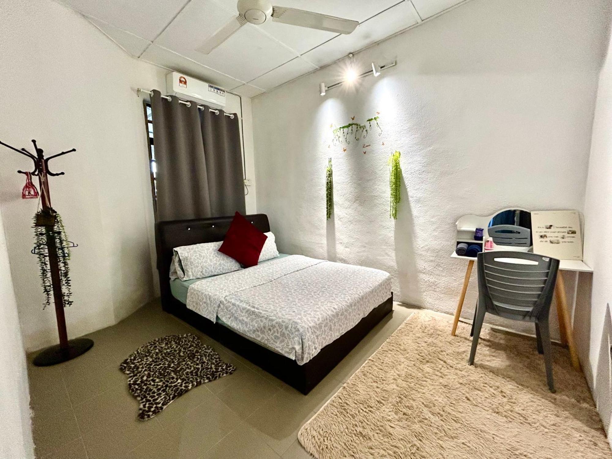 Entire 33 Cozy House • 3 Bedroom @ Alma Букит Мертаджам Екстериор снимка